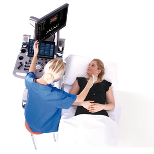 Untersuchung mit Ultraschallgerät VINNO G80 Blick von oben auf Ärztin, Patientin und Gerät