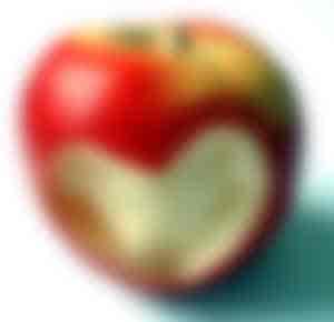 Apfel mit ausgeschnittenem Herz
