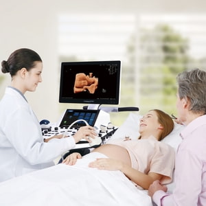 Untersuchung mit Ultraschallgerät VINNO E30 Arztin untersucht schwangere Frau, werdender Vater dabei