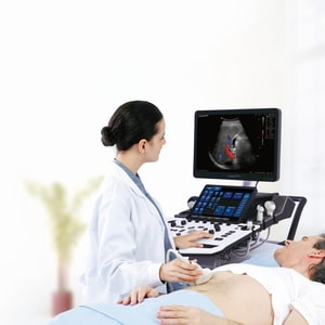 Untersuchung mit Ultraschallgerät VINNO G60 Ärztin und Paientin blicken zum Bildschirm